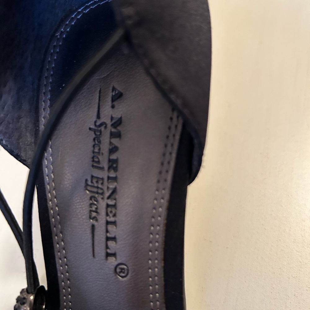Ladies evening dress shoes . - Picture 2 of 4